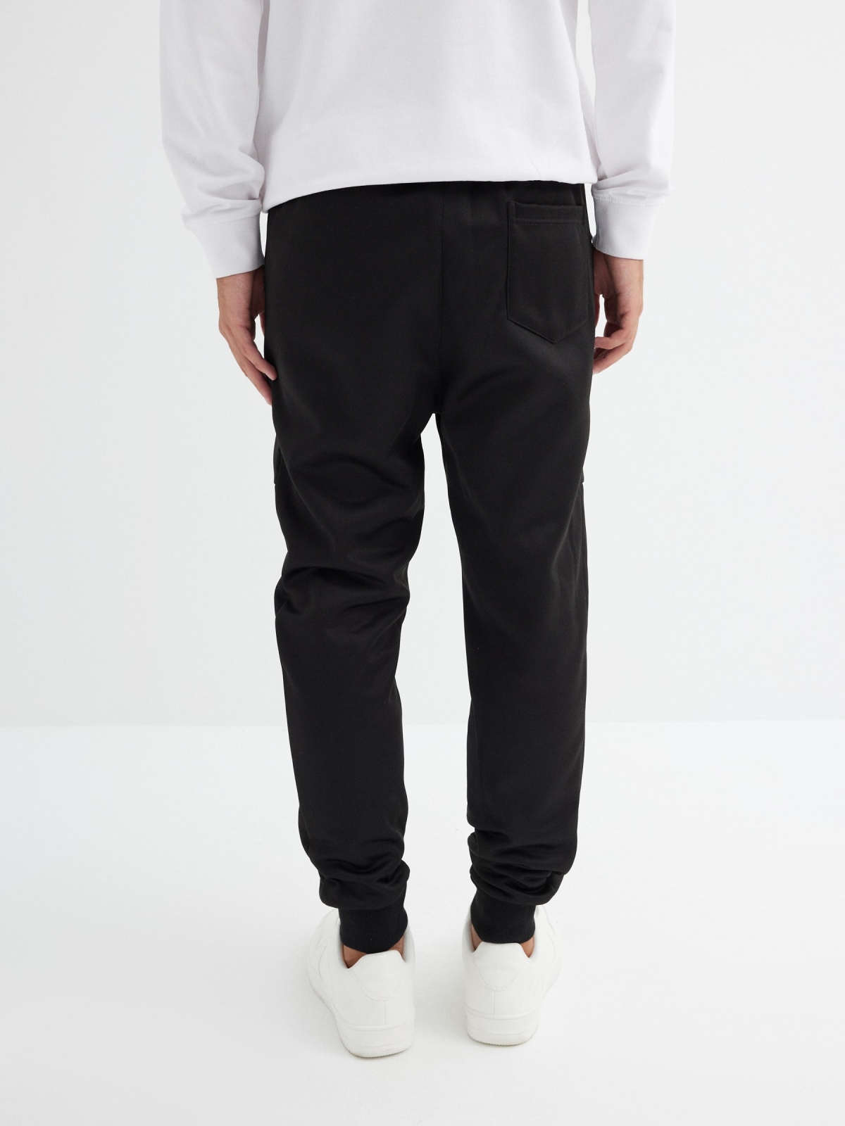 Pantalón jogger acetato negro vista media trasera