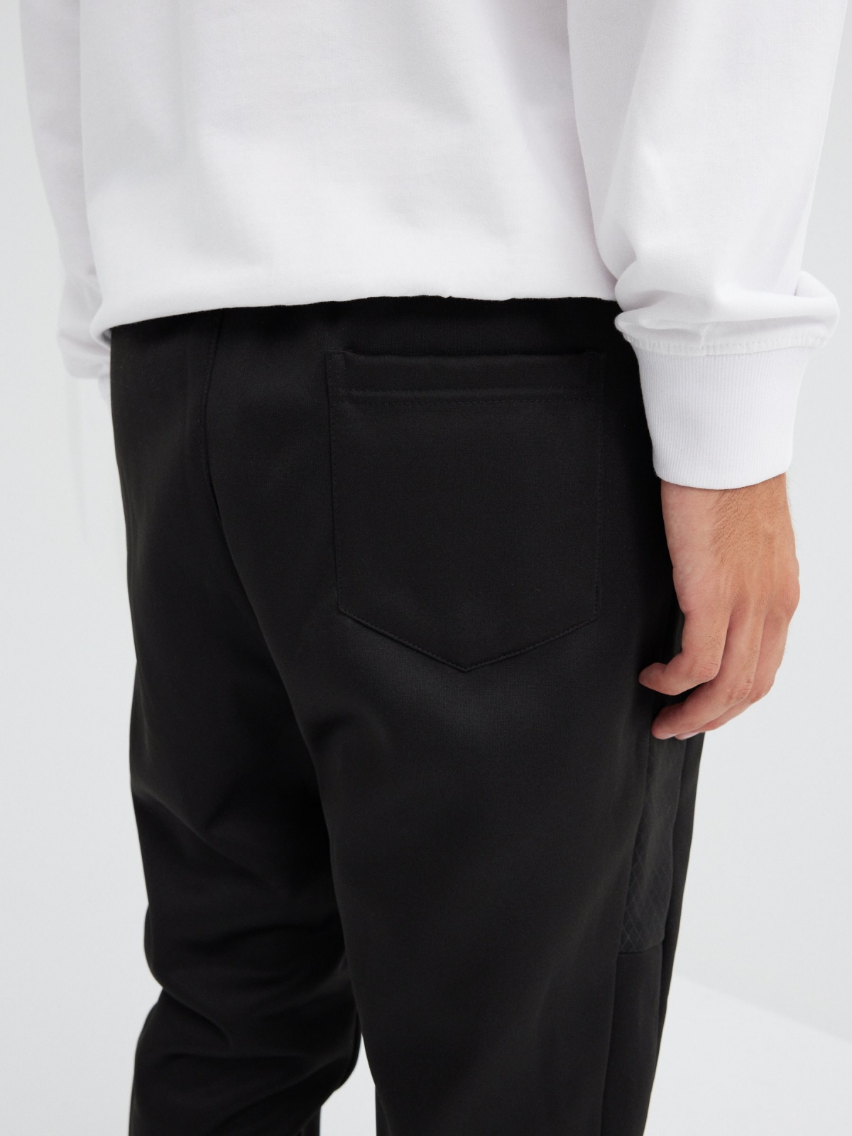 Pantalón jogger acetato negro vista detalle