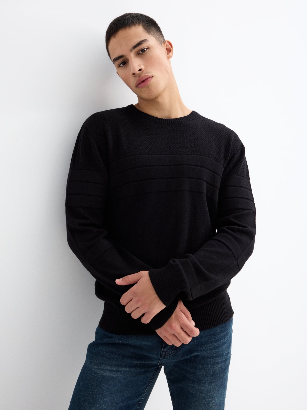 Basic striped texture sweater black detail view