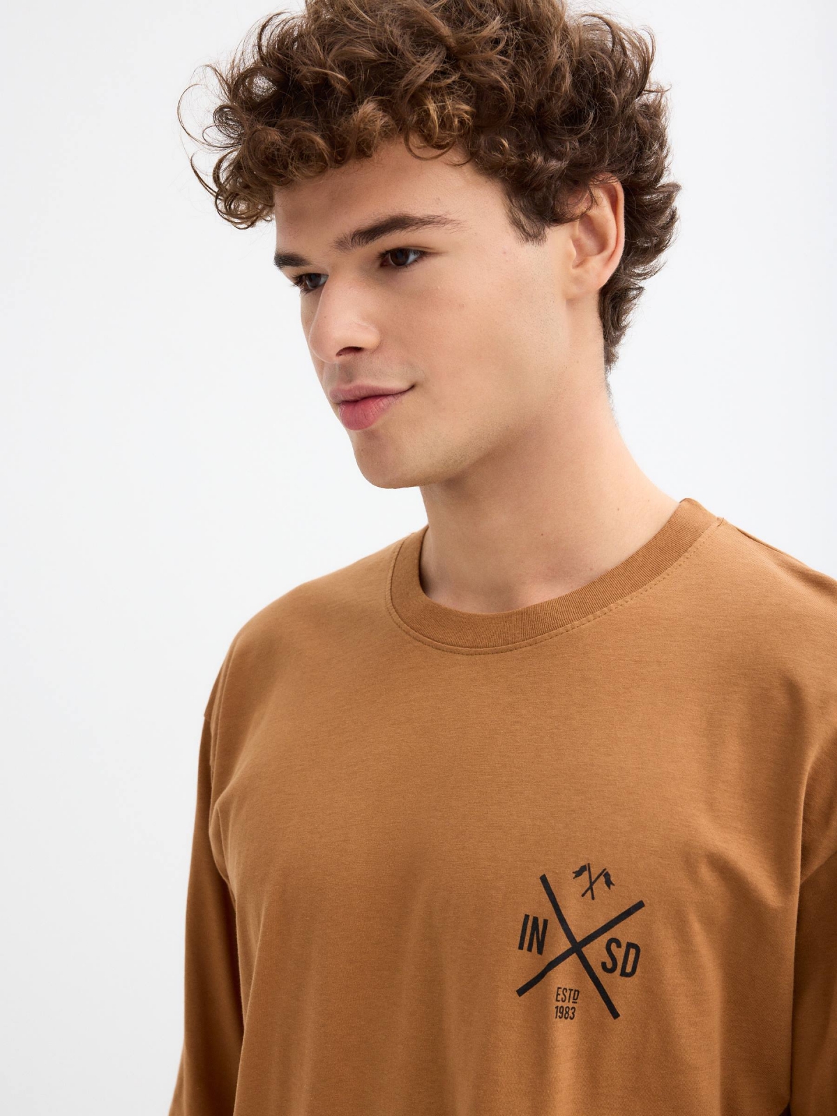Printed t-shirt with cuffs cinnamon detail view