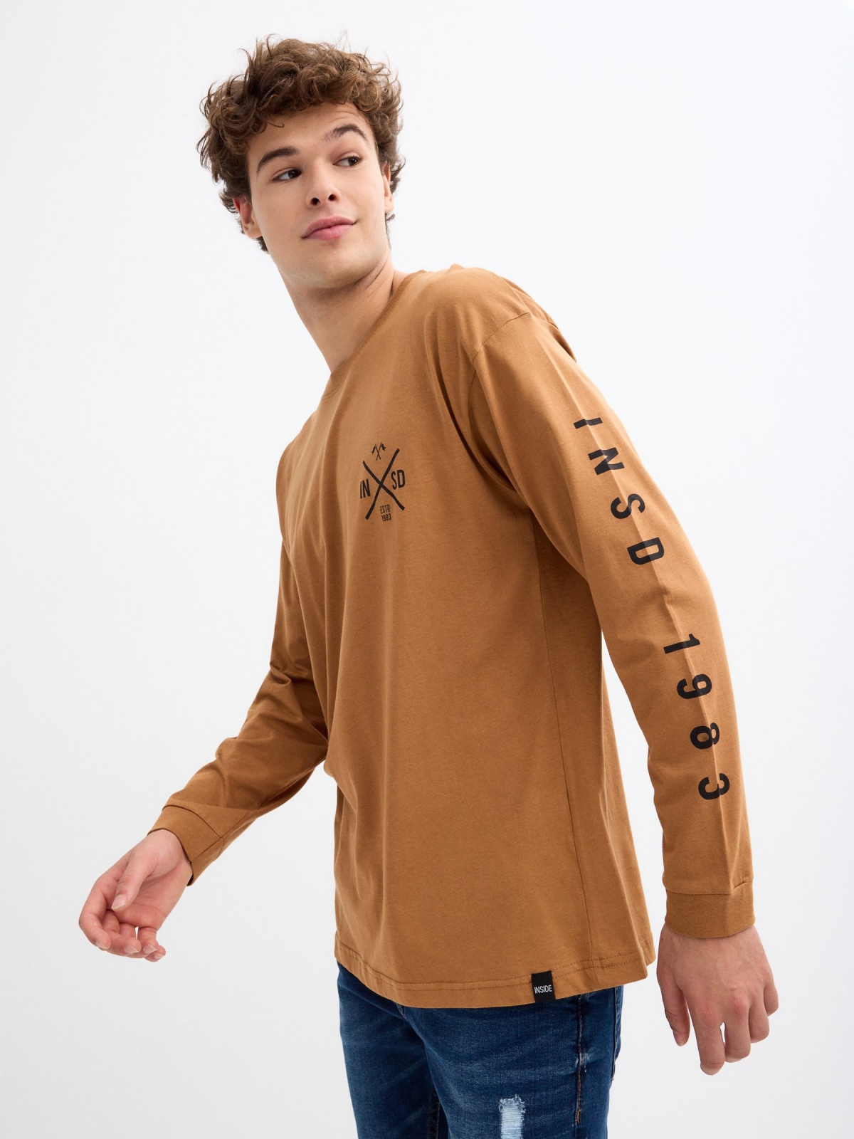 T-shirt estampada com punhos canela vista detalhe