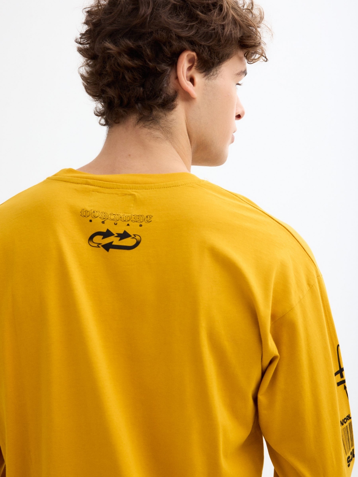 Camiseta print texto ocre vista detalle