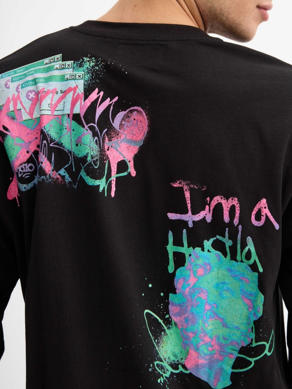 Camiseta print graffiti negro vista detalle