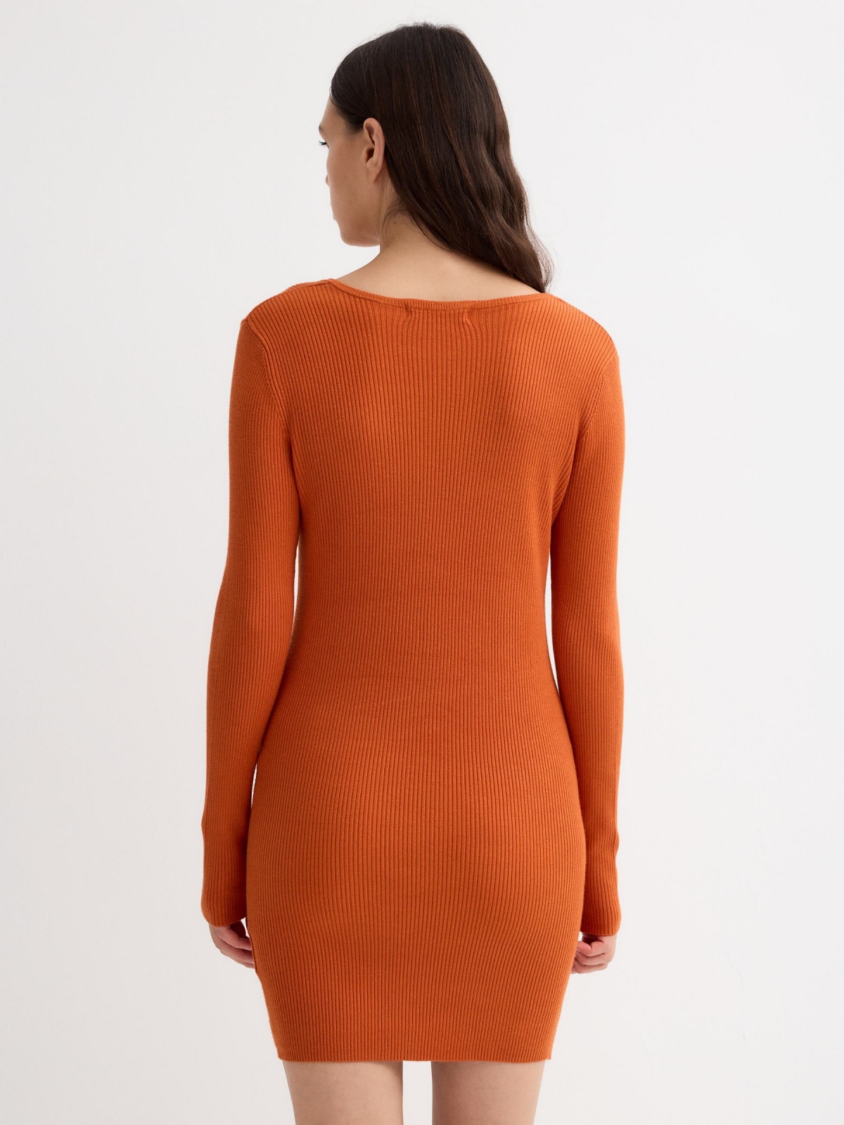 Vestido mini escote cuadrado naranja vista tres cuartos trasera