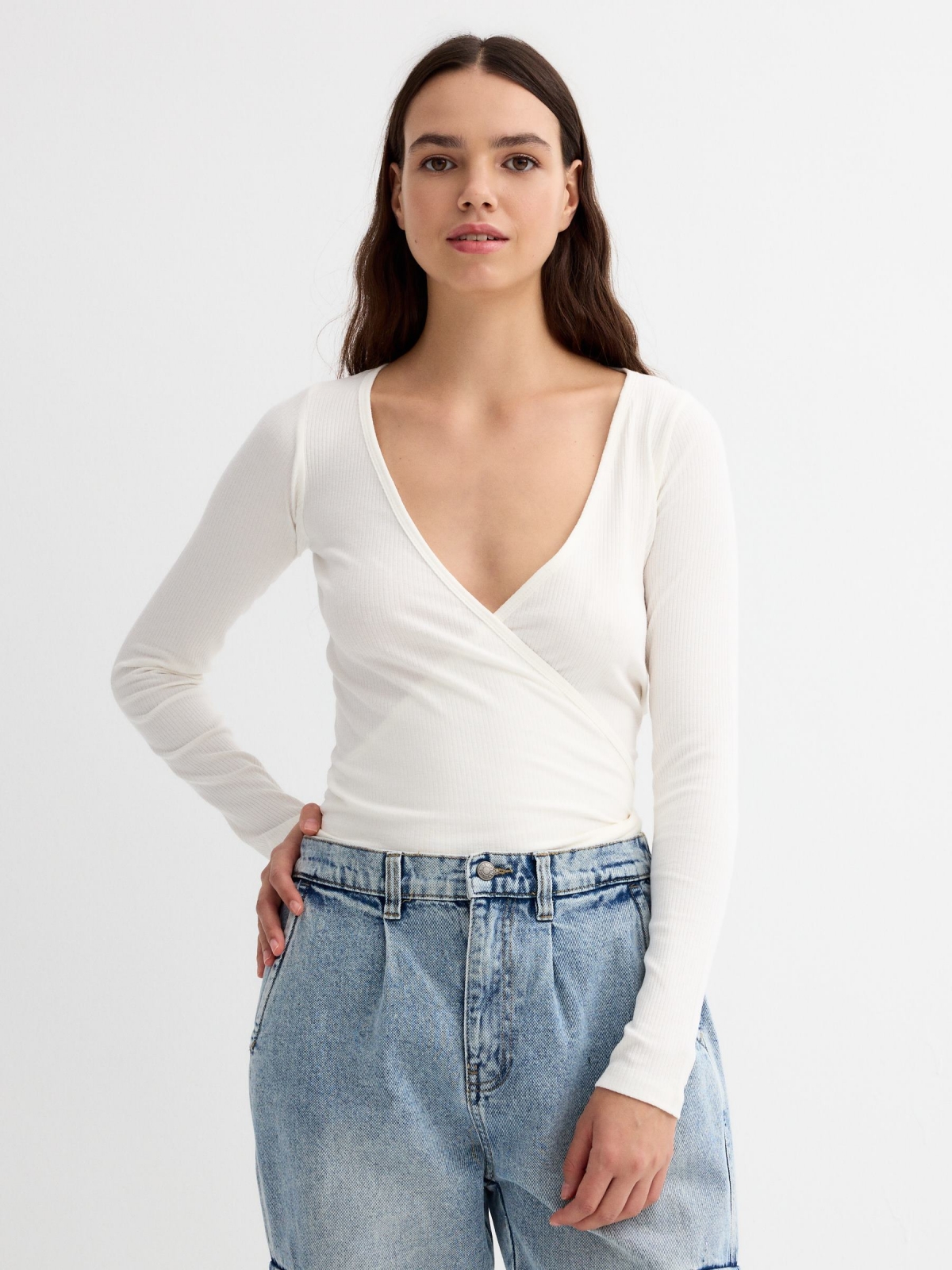 T-shirt com decote em cruz bege vista meia frontal