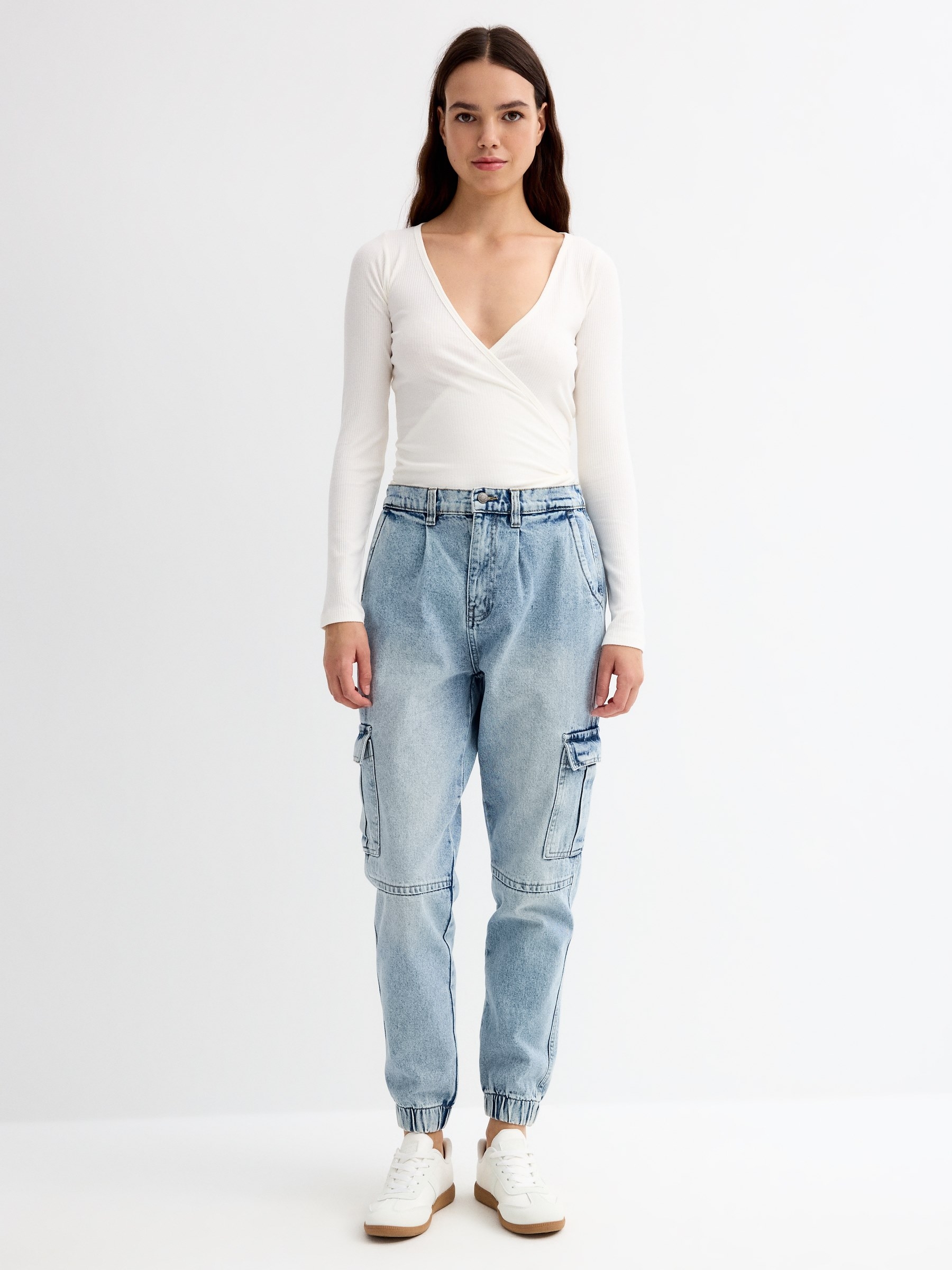 T-shirt com decote em cruz bege vista meia frontal