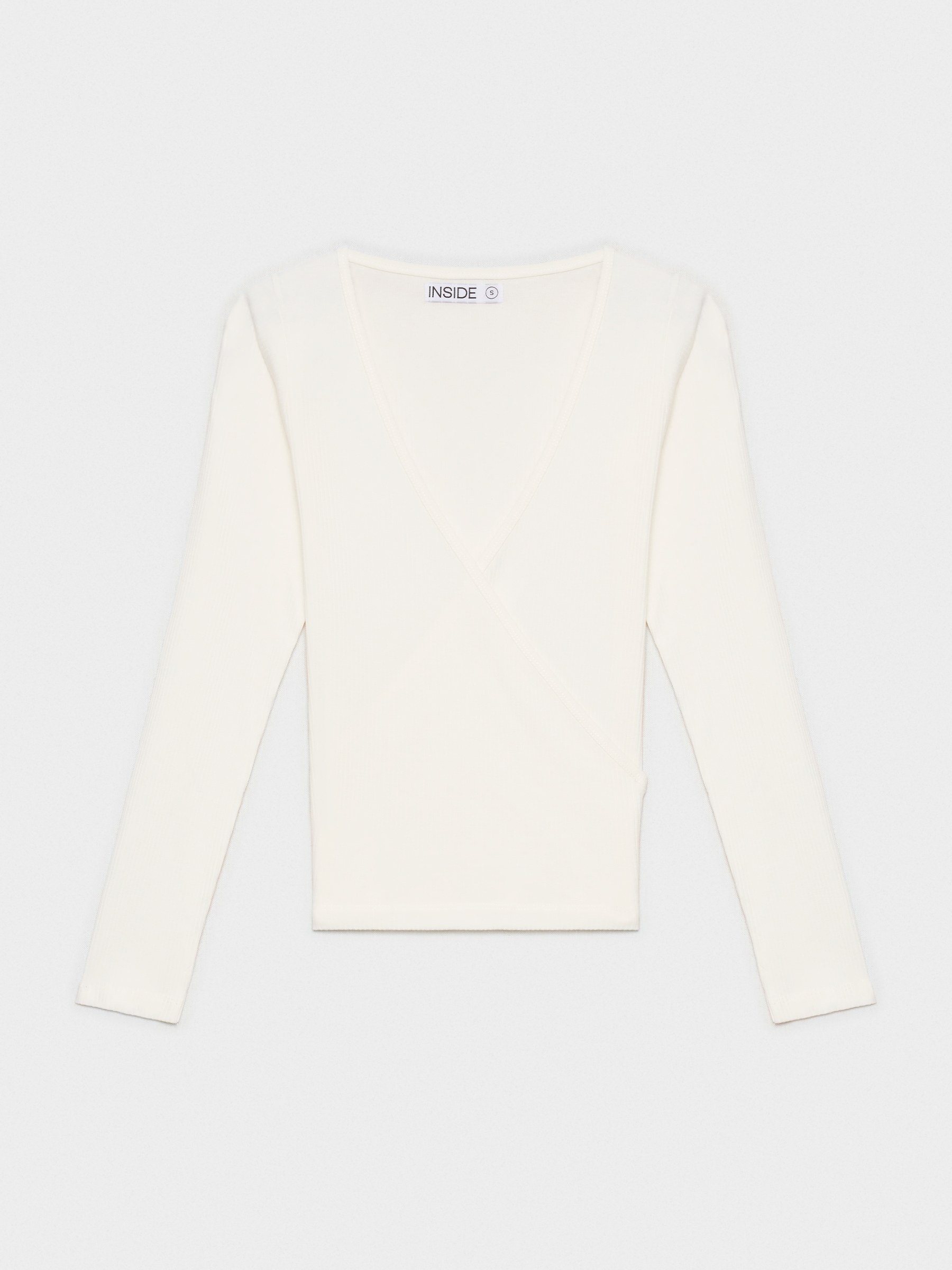 T-shirt com decote em cruz bege vista meia frontal