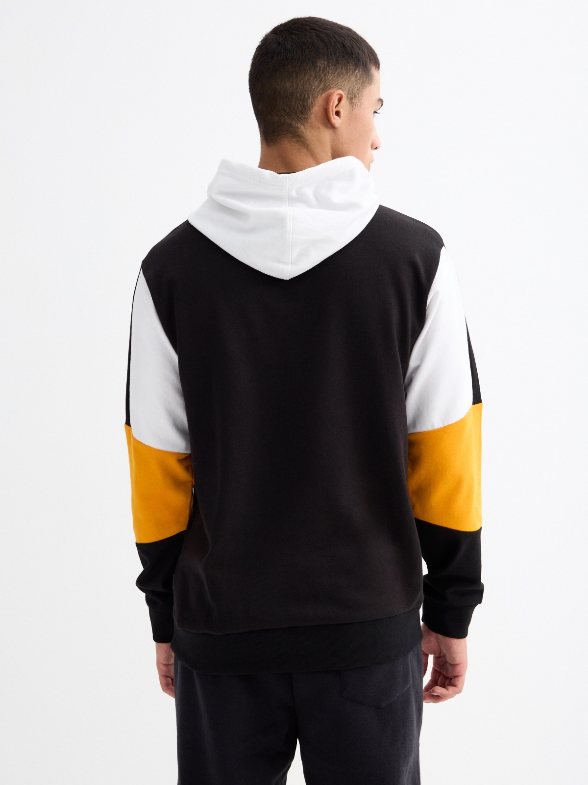 Sweatshirt com capuz desportivo preto vista meia traseira