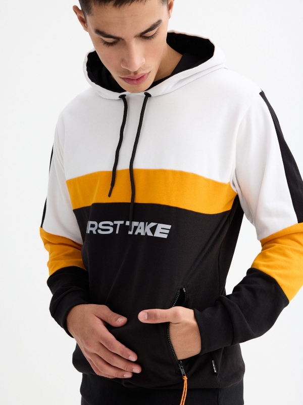 Sweatshirt com capuz desportivo preto vista detalhe