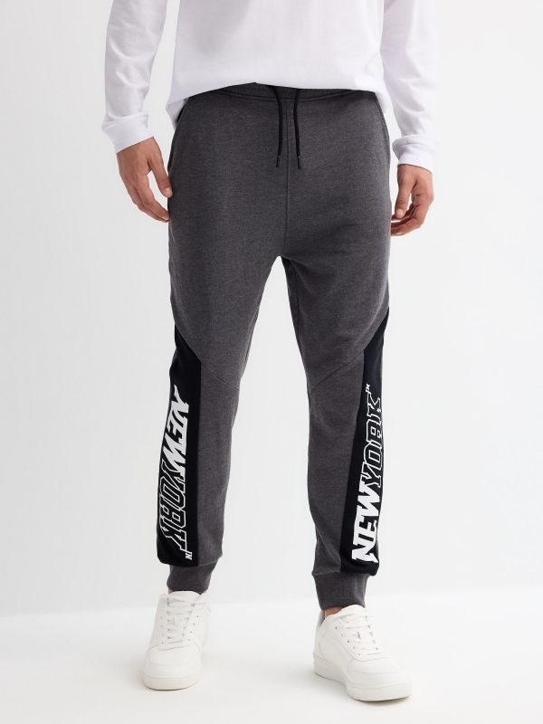 Calça jogger estampa New York cinza vista meia frontal