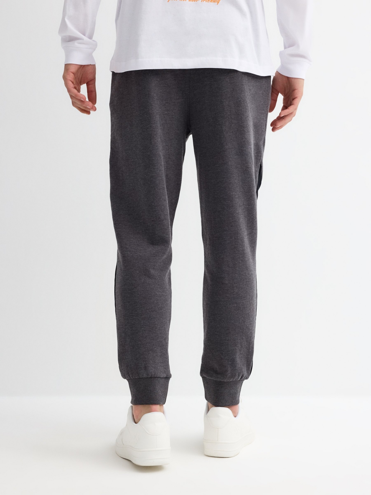 Calça jogger estampa New York cinza vista meia traseira