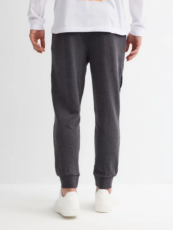 Calça jogger estampa New York cinza vista meia traseira