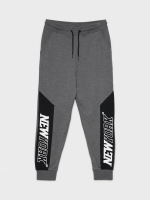 %Pto% Calça jogger estampa New York cinza vista frontal