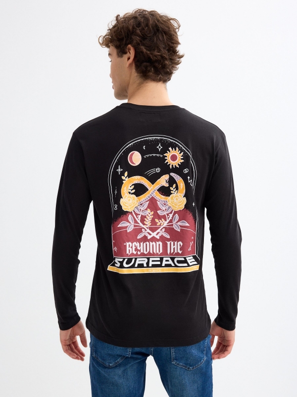 T-shirt impressão Ilustração preto vista meia traseira