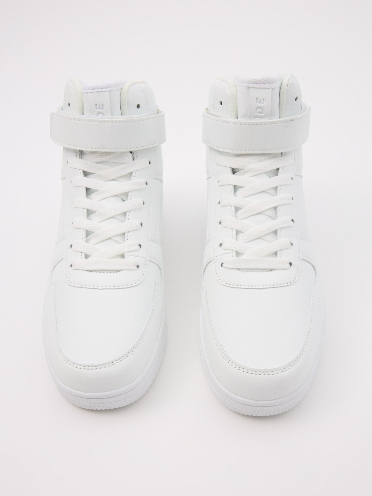 Basic sports boot white zenithal view