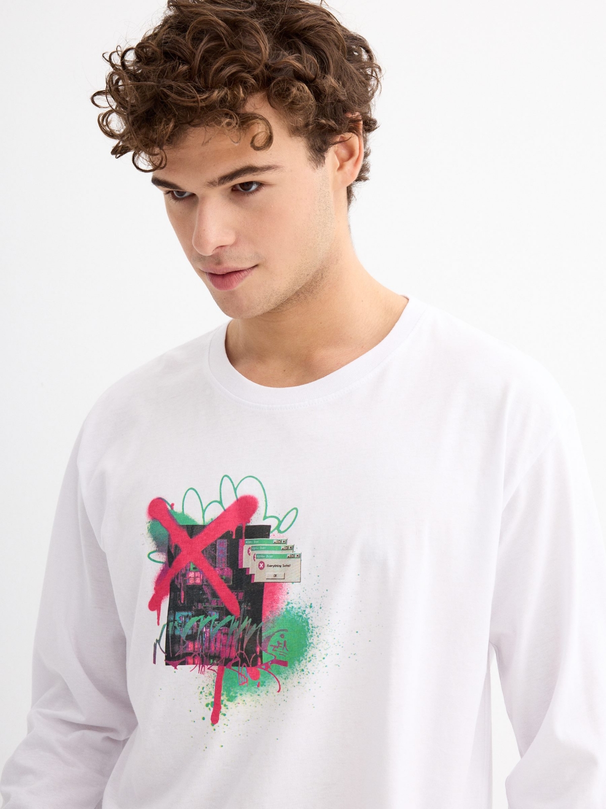 Camiseta print graffiti blanco vista detalle