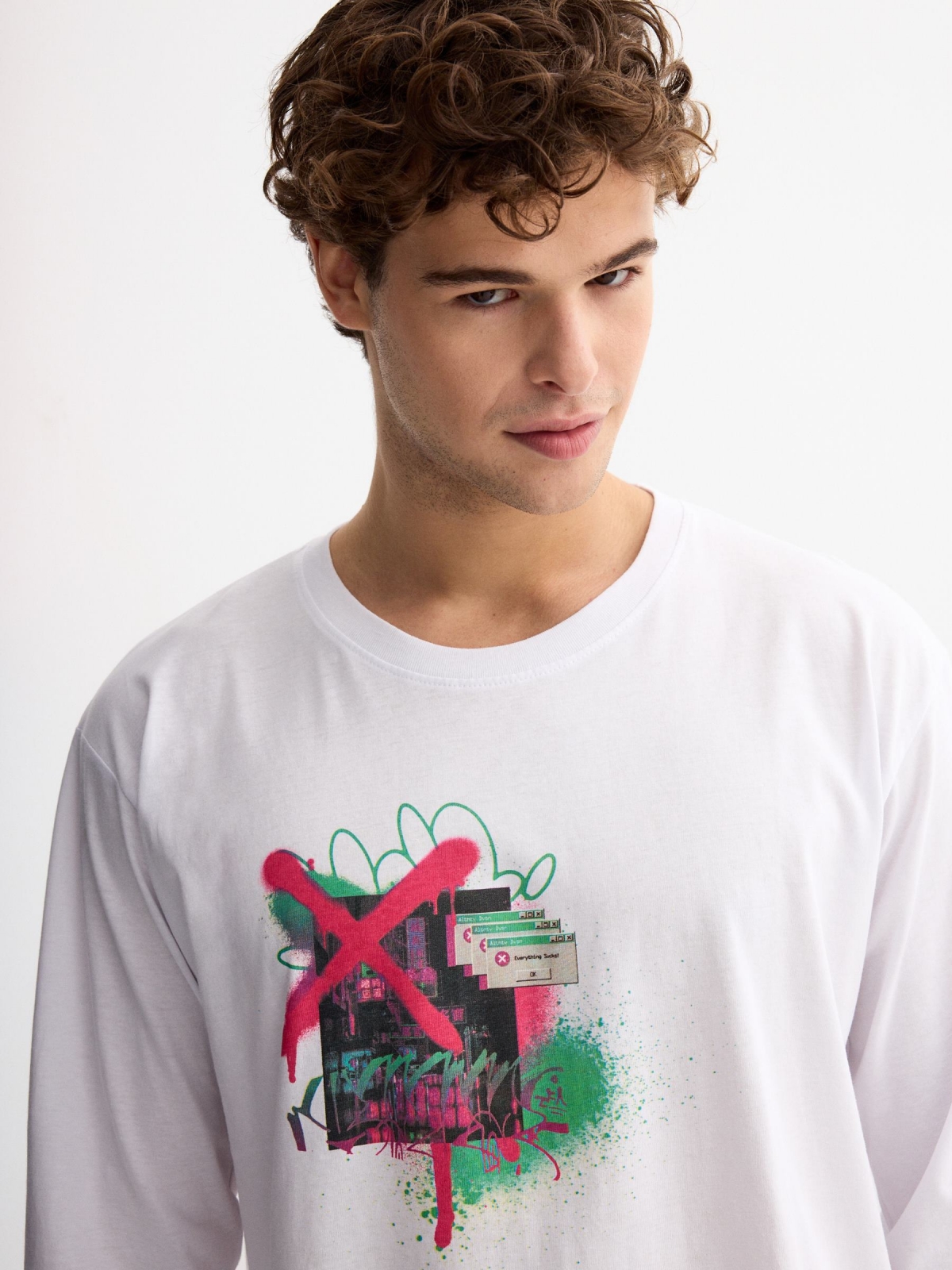 Camiseta print graffiti blanco vista detalle