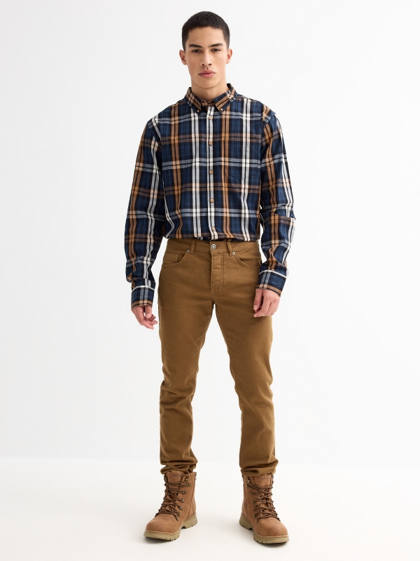 Jeans básico de cinco bolsos camel vista geral frontal