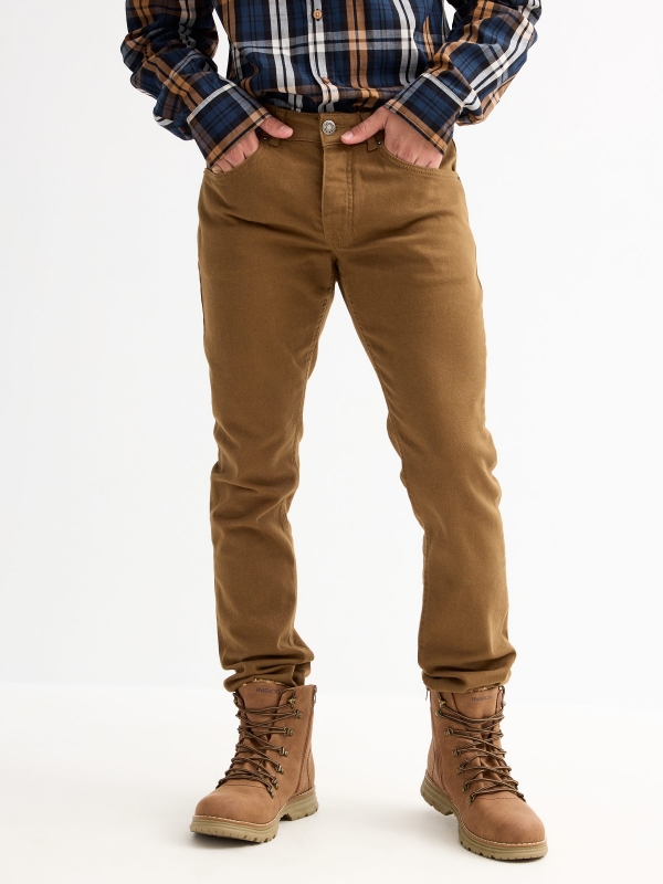Jeans básico de cinco bolsos camel vista meia frontal