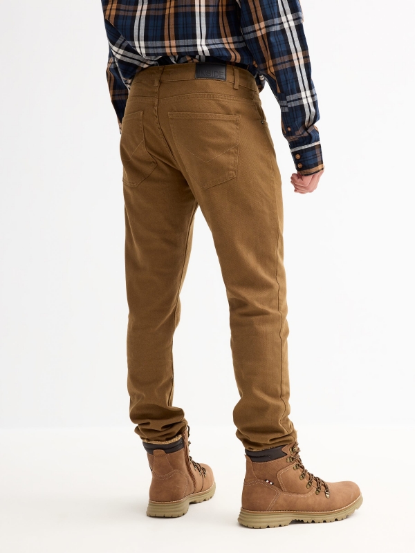 Jeans básico de cinco bolsos camel vista meia traseira
