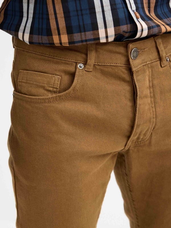 Jeans básico de cinco bolsos camel vista detalhe