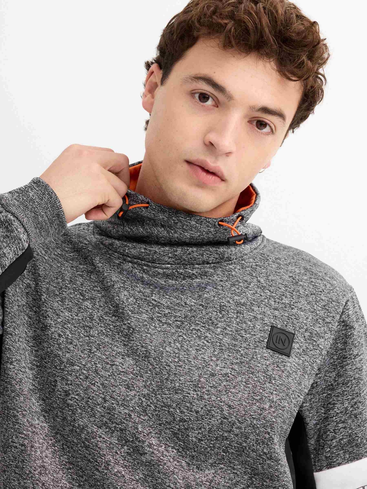 Sweatshirt de pescoço fluido cinza vista detalhe