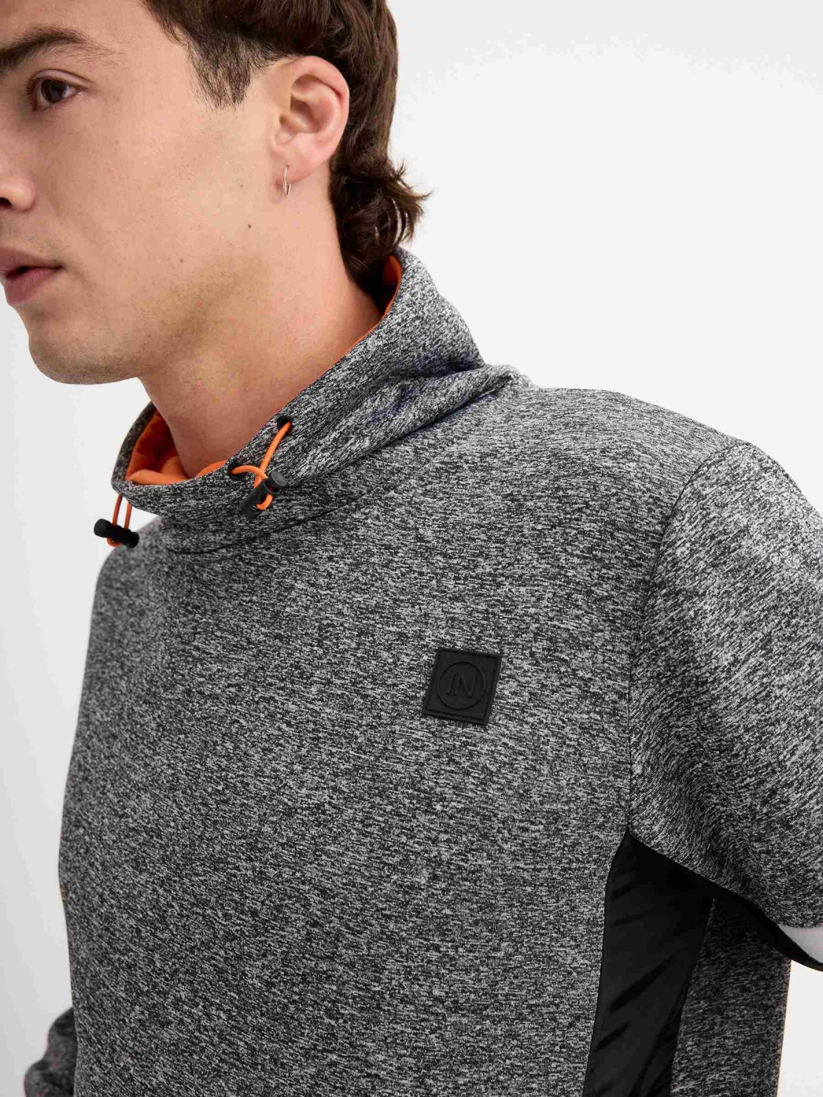 Sudadera cuello fluido gris vista detalle