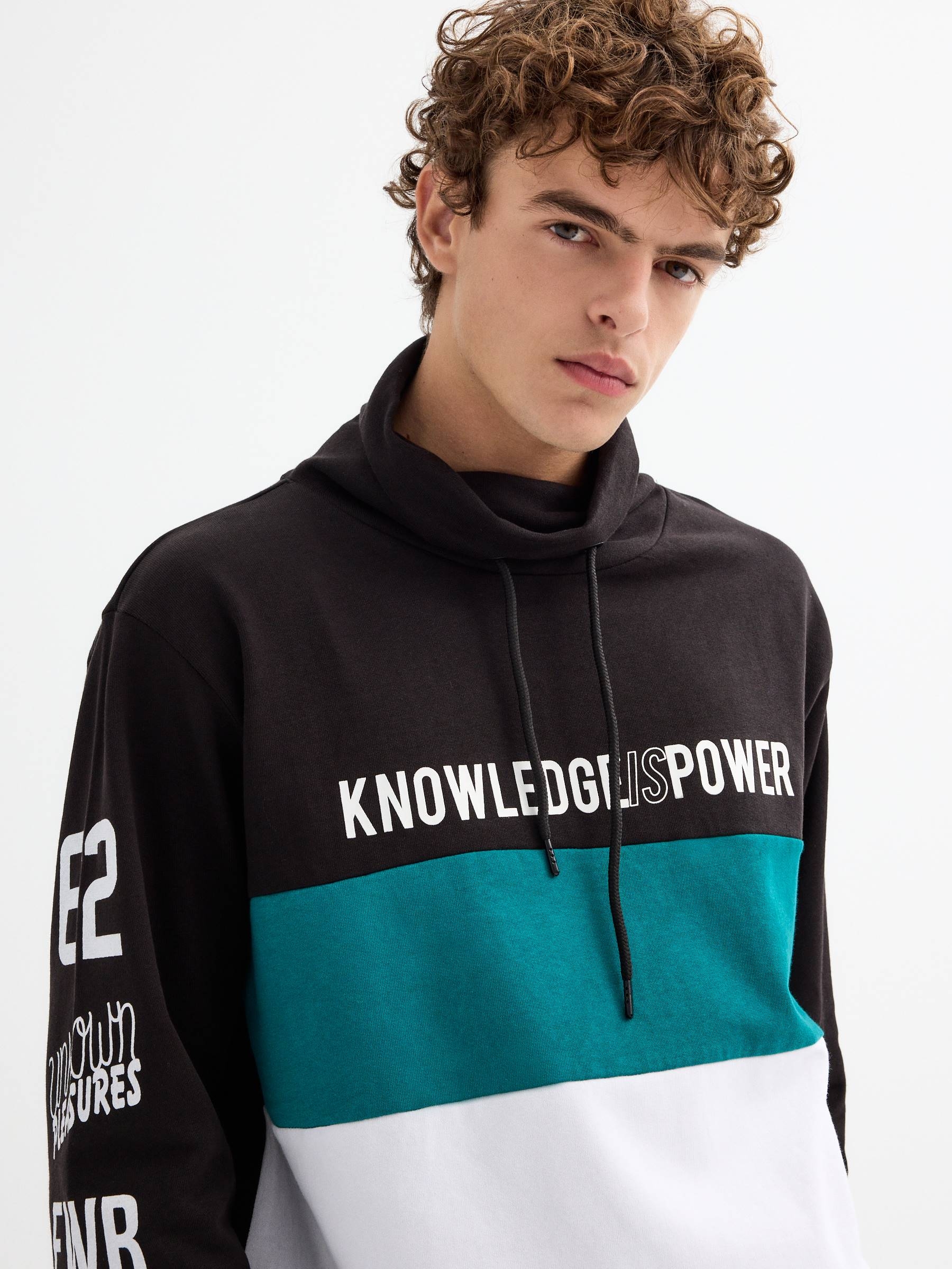 Color block sweatshirt preto vista meia frontal