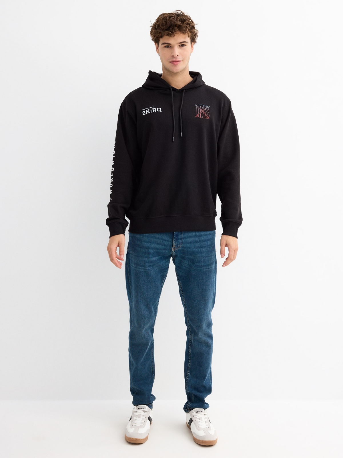 Sweatshirt com capuz estampado preto vista geral frontal