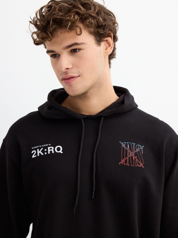 Sweatshirt com capuz estampado preto vista detalhe