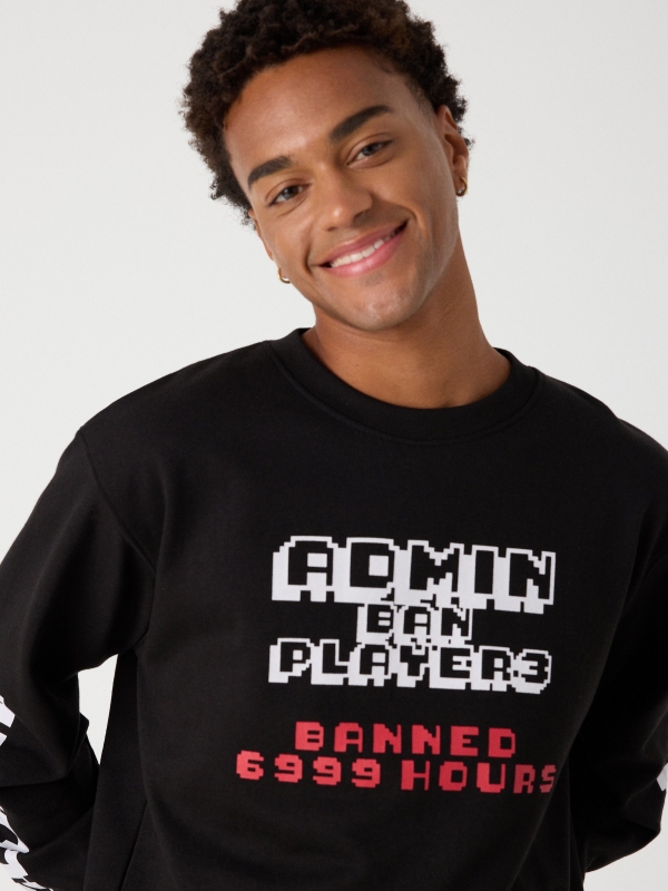 Gaming printed sweatshirt black detail view