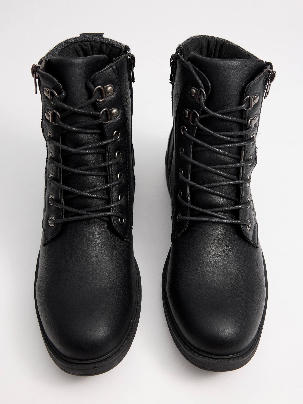 Black boot with zipper detail black zenithal view