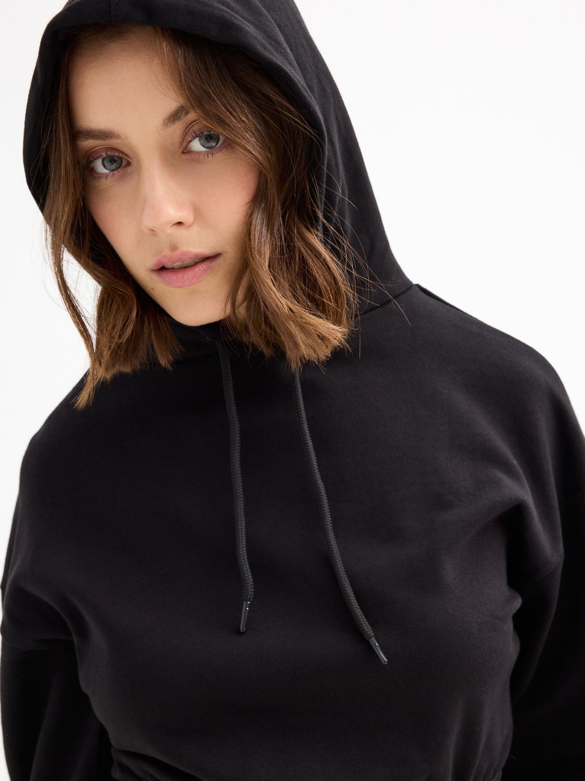 Sudadera crop  Burn It All negro vista detalle