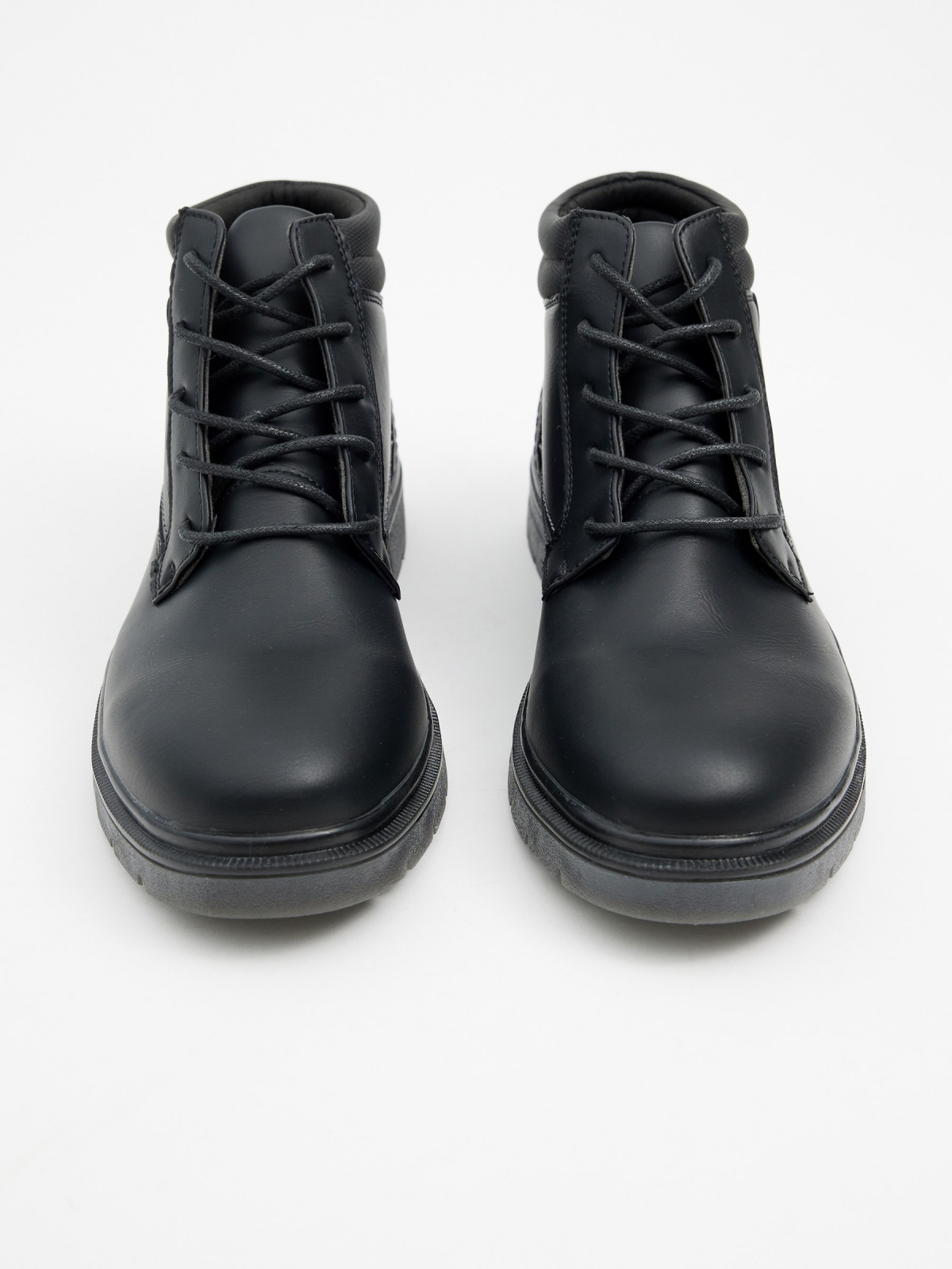 Bota negra efecto piel pespuntes negro vista cenital