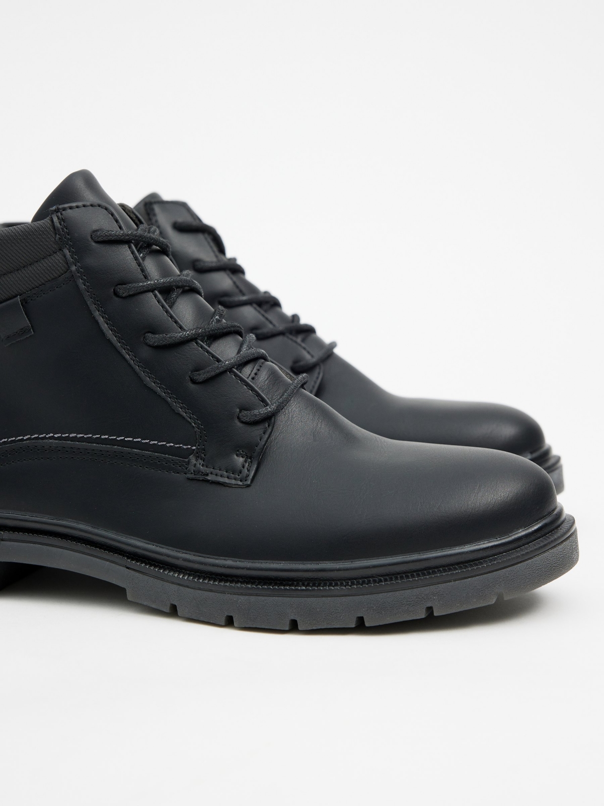 Bota negra efecto piel pespuntes negro vista detalle