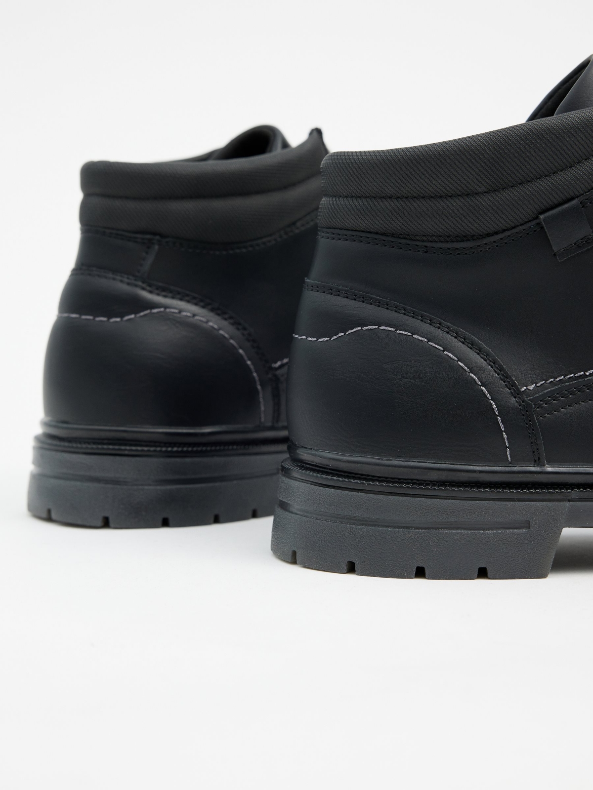 Bota negra efecto piel pespuntes negro vista detalle