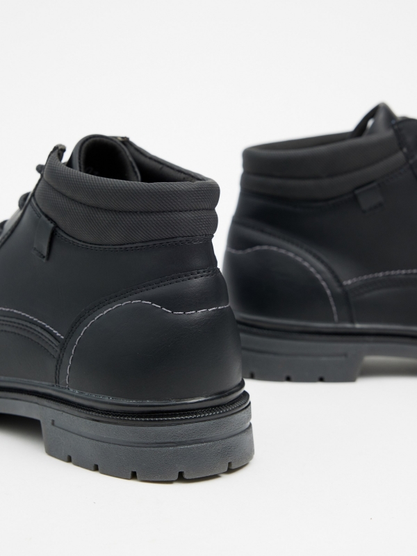 Bota negra efecto piel pespuntes negro