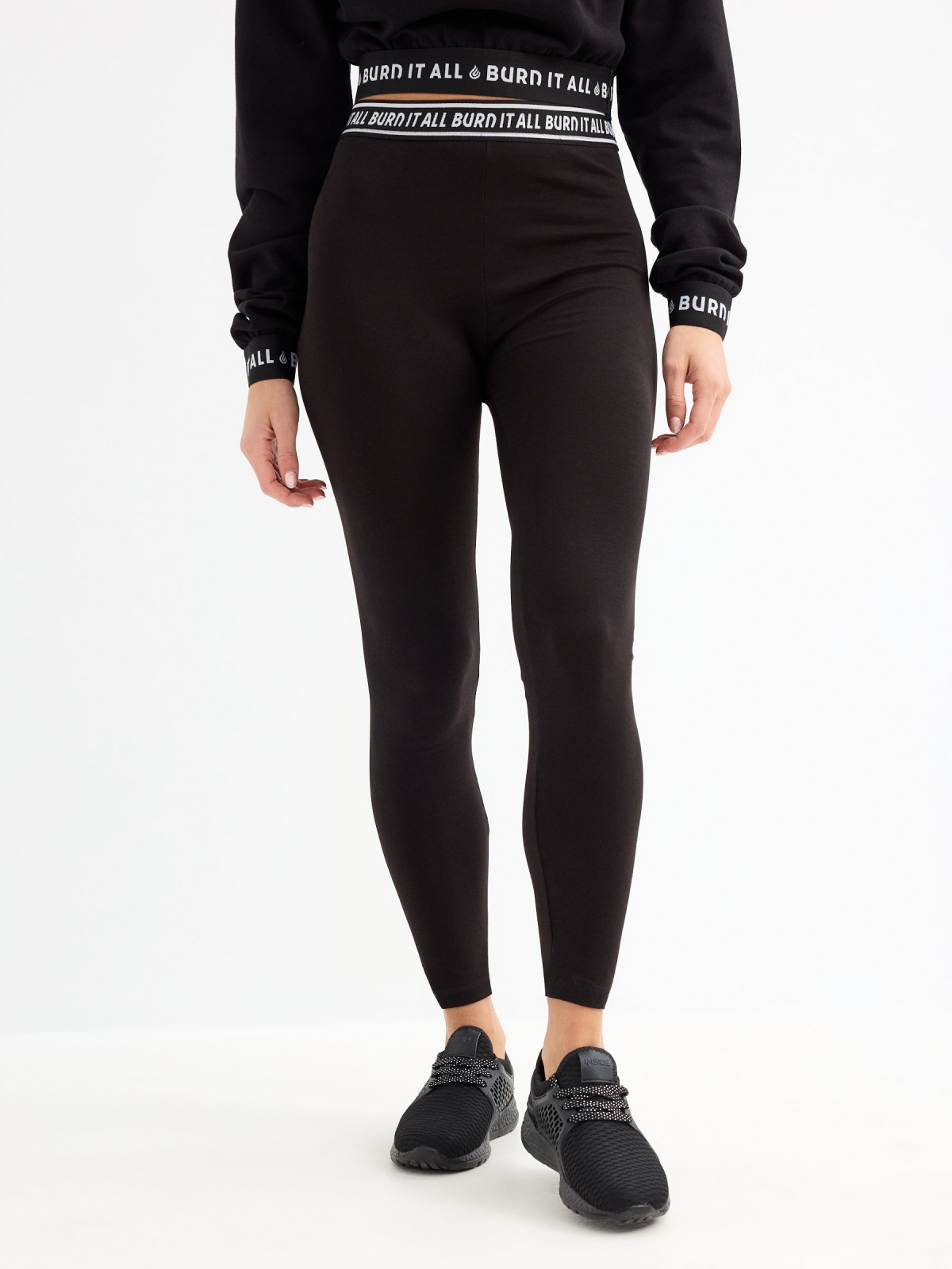 Leggings goma texto negro vista media frontal