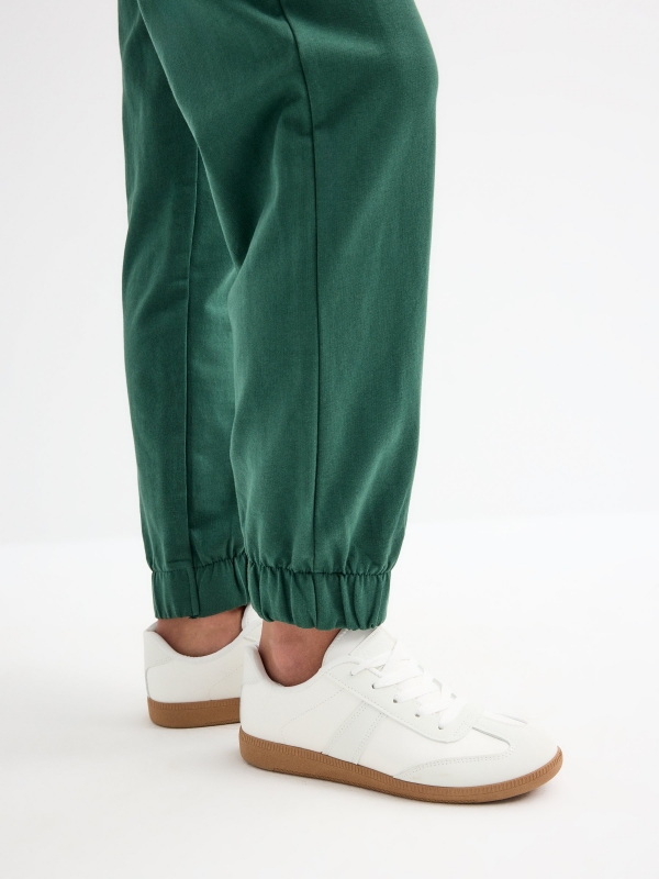 Jogger pants dark green detail view