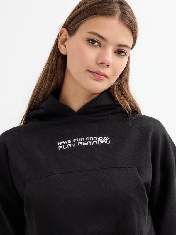 Sweatshirt com capuz preto vista detalhe