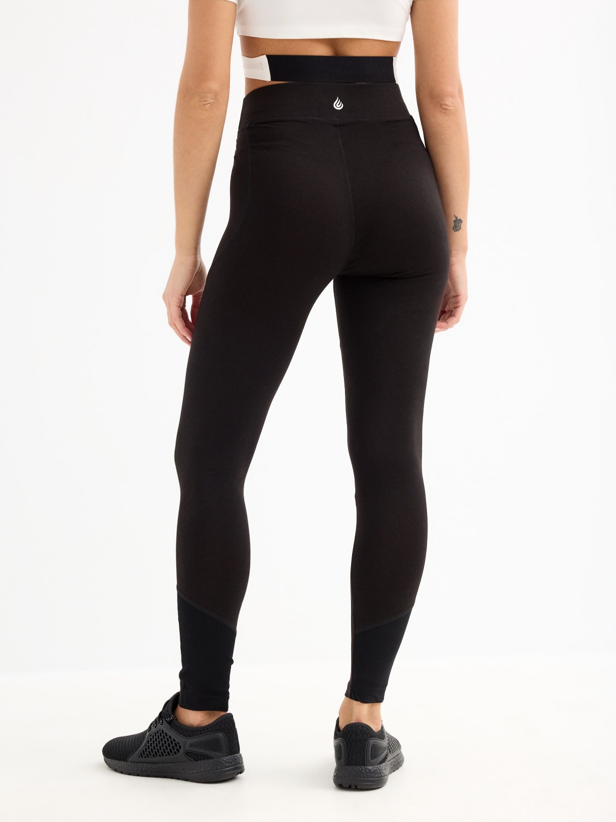 Leggings detalles mesh negro vista media trasera