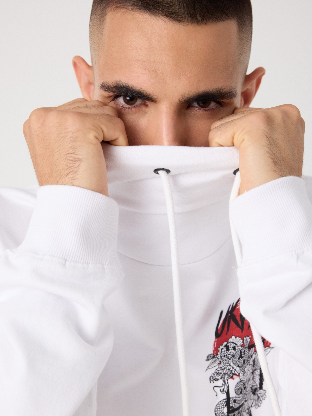 Sudadera estampado oriental blanco vista detalle