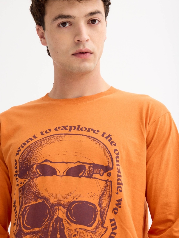 T-shirt de estampagem de crânios alienígenas terracota vista detalhe