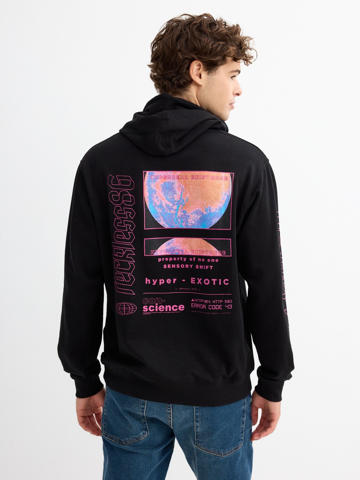 Sweatshirt com capuz estampado preto vista meia traseira