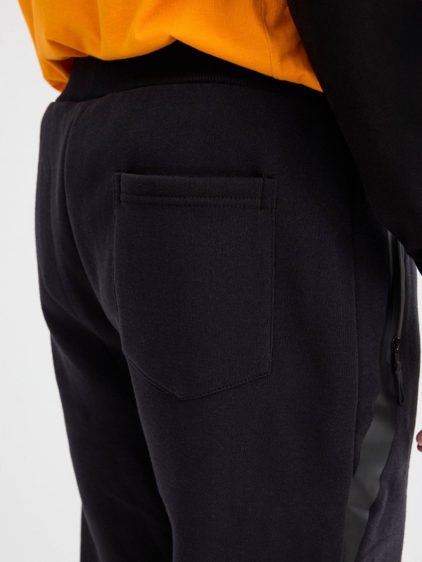 Calça jogger preta com bolsos preto vista detalhe