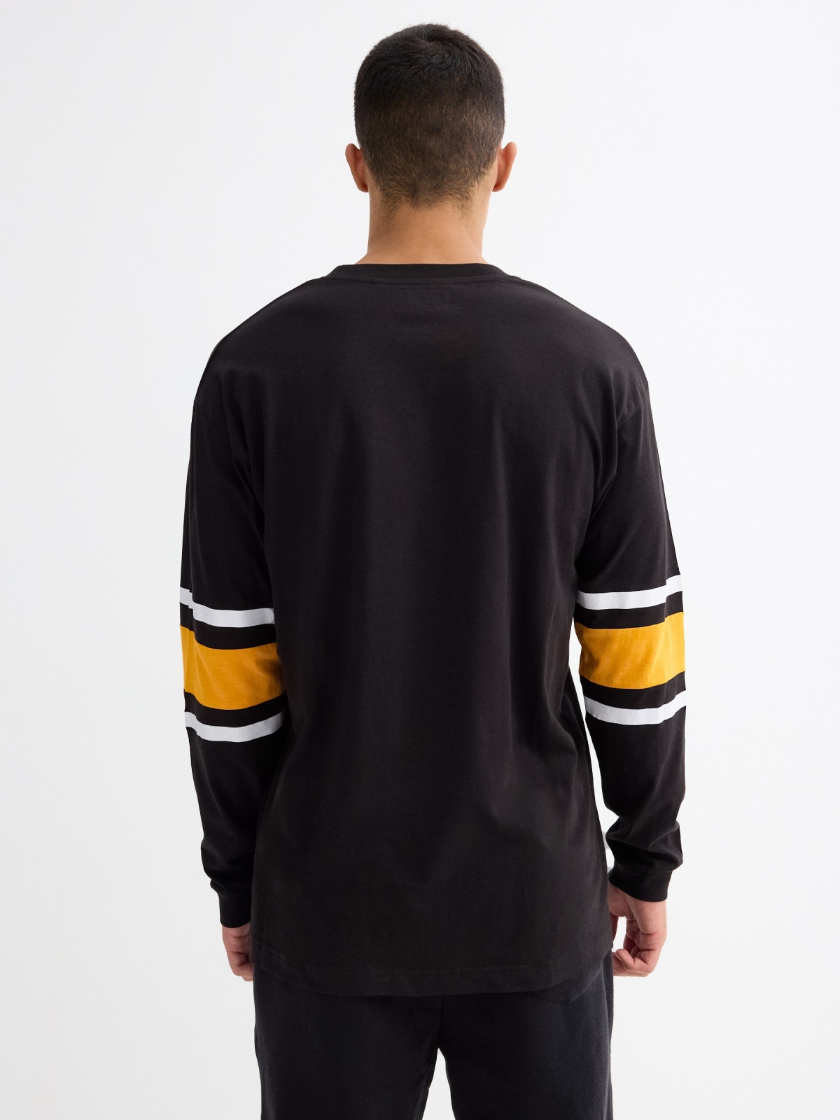 T-shirt de impressão deportivo preto vista meia traseira