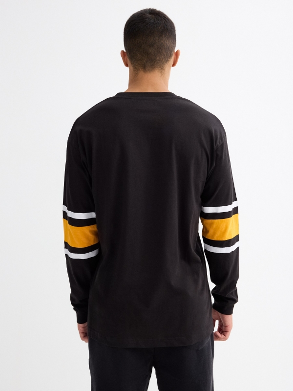 T-shirt de impressão deportivo preto vista meia traseira