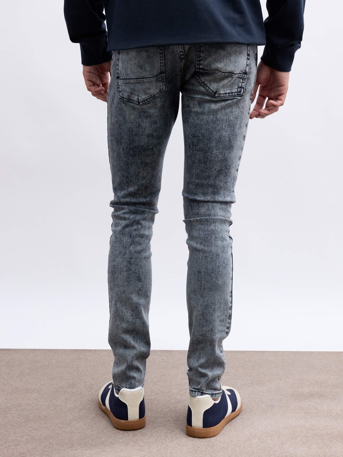 Jeans super slim azul vista media trasera