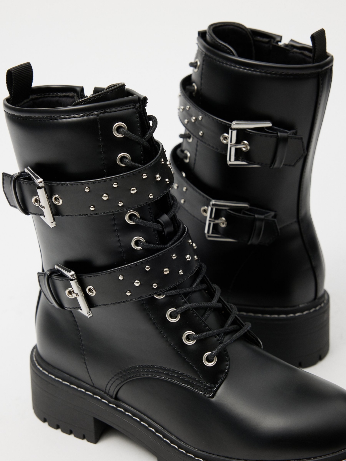 Botins com fivelas e tachas preto vista detalhe