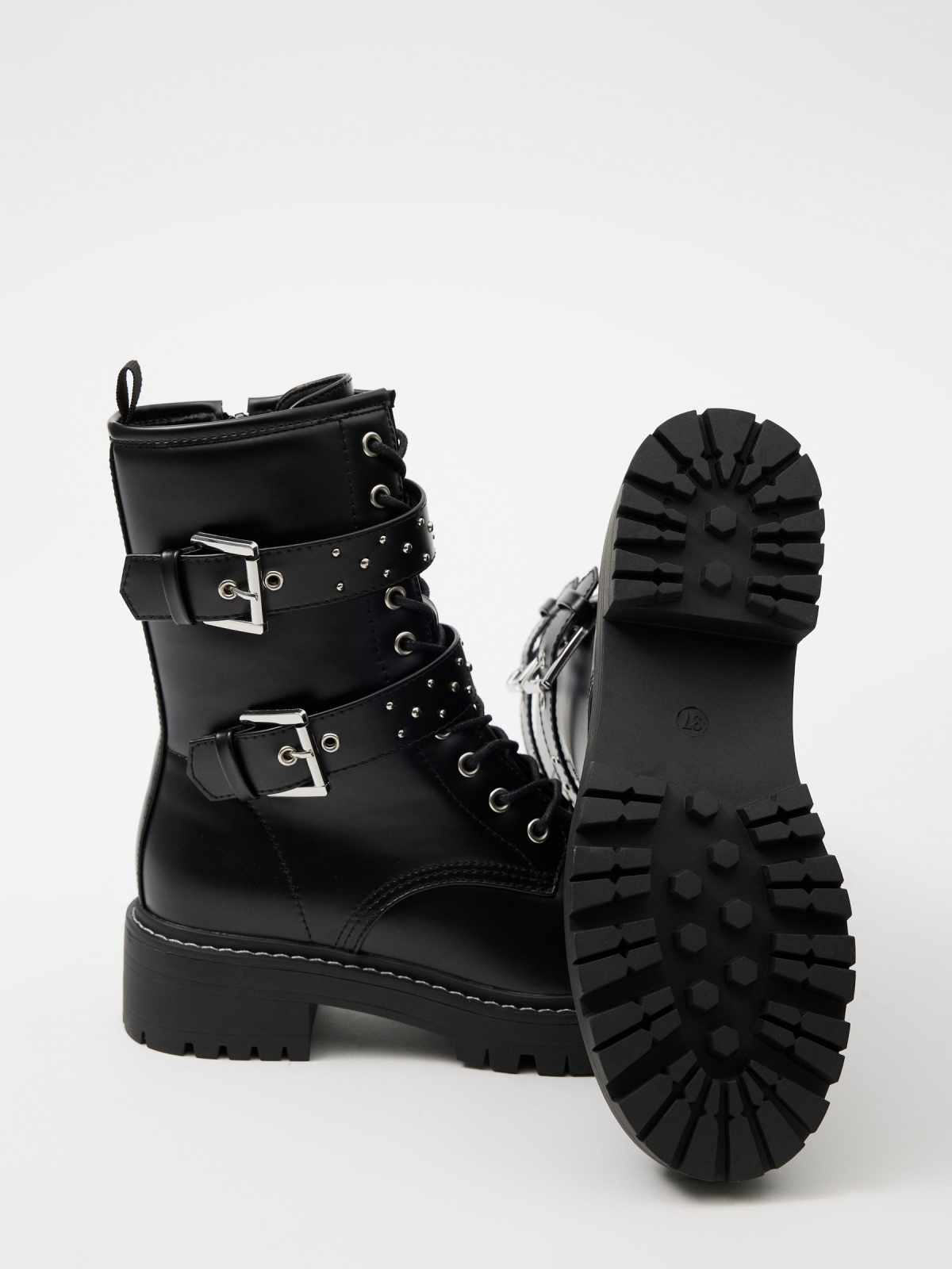 Botins com fivelas e tachas preto vista detalhe